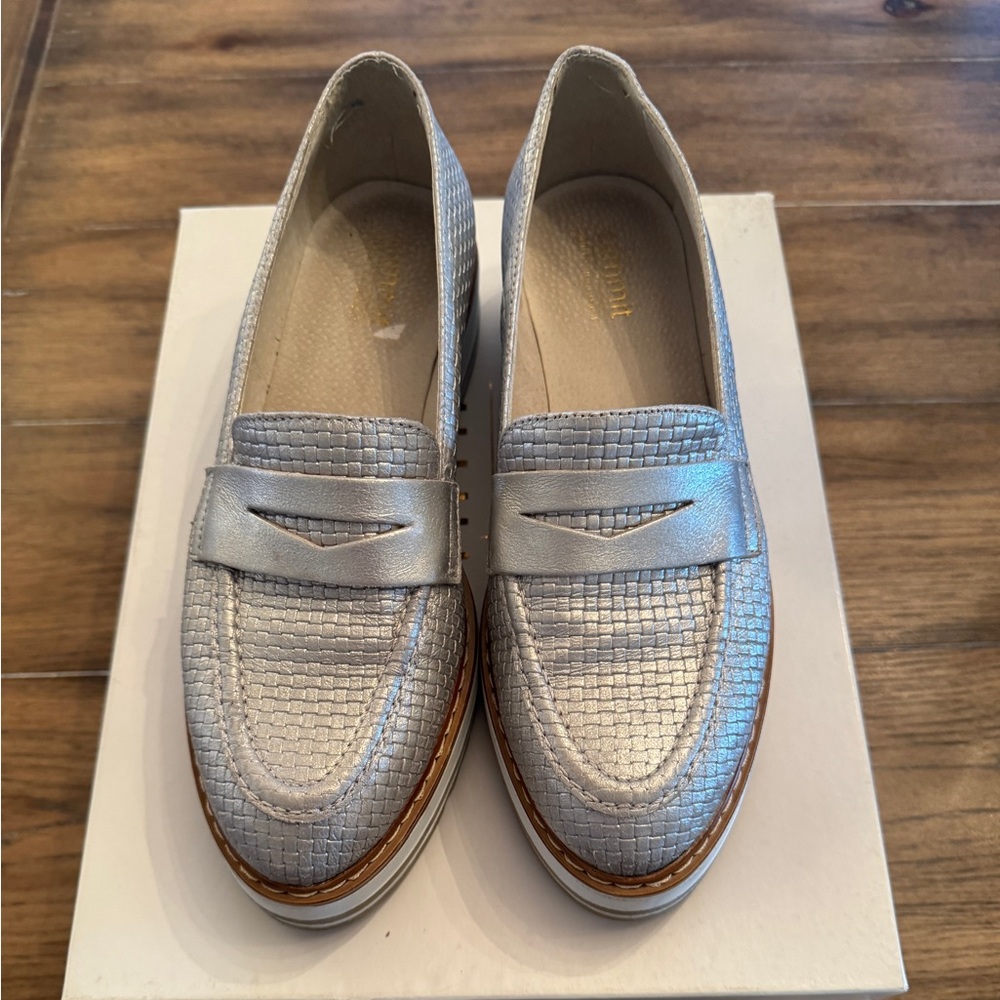 Summit by White Mountain Silver loafers Sz 8